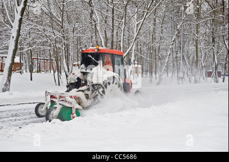 Schneeräumung Winter ein kleiner Traktor im park Stockfotografie - Alamy