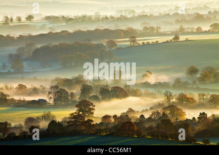 Ein Winter-Sonnenaufgang Blick vom Martinsell Hill in Vale of Pewsey in Wiltshire, England, UK Stockfoto