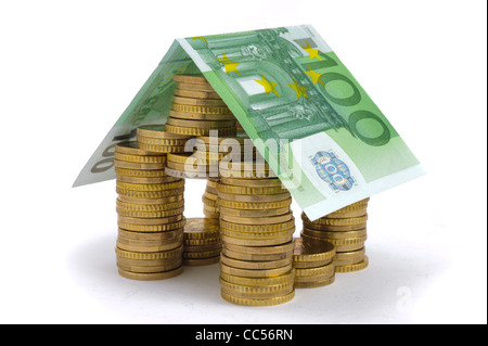 Haus gebaut mit Euro-Münzen und Banknoten Stockfoto