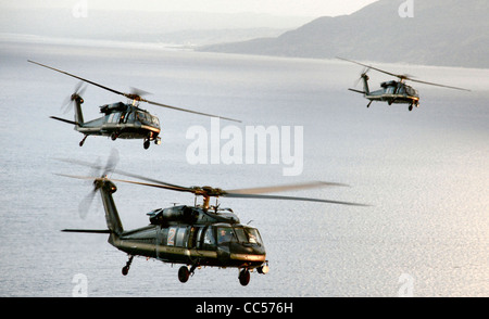 U.S. Customs and Border Patrol Blackhawk Hubschrauber auf Patrouille über der Karibik als Bestandteil der Droge und der illegalen Einwanderung Verbot Programm. Stockfoto