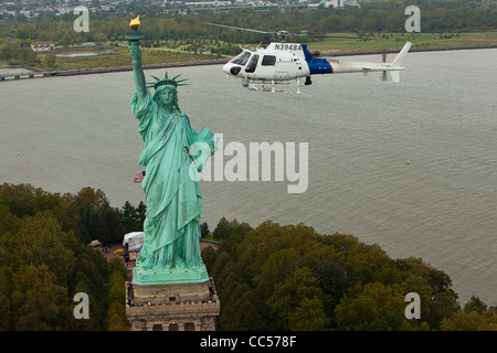 U.S. Customs and Border Patrol Blackhawk Hubschrauber auf Patrouille über den Hafen von New York Pass die Statue of Liberty. Stockfoto