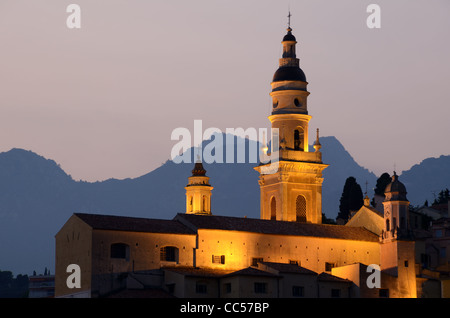 Menton Slyline in der Abenddämmerung, Abend oder Nacht Blick auf die Kathedrale Saint Michel oder die Basilika (erbaut 1653) in der Altstadt oder im historischen Viertel Menton Frankreich Stockfoto