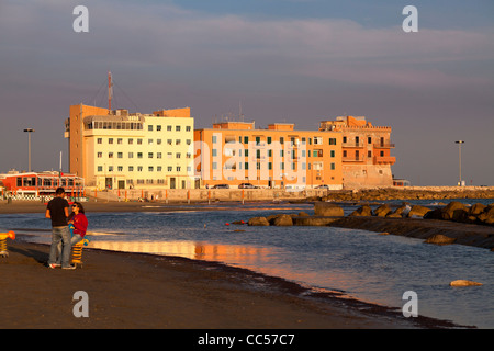 junges Paar allein am menschenleeren Strand bei Anzio in der Abendsonne Stockfoto