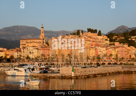 Sonnenaufgang über Menton Hafen, Altstadt und Hafen oder Hafen, Menton, Côte d ' Azur, Frankreich Stockfoto