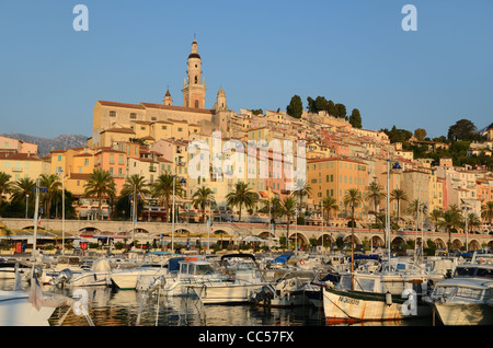 Sonnenaufgang über Menton Hafen, Altstadt und Hafen oder Hafen, Menton, Côte d ' Azur, Frankreich Stockfoto