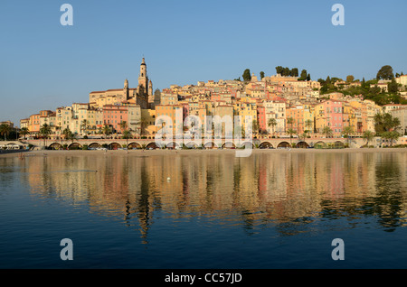 Sonnenaufgang über dem historischen Viertel oder der Altstadt von Menton Spiegelt sich in Mittelmeer Alpes-Maritimes Frankreich Stockfoto