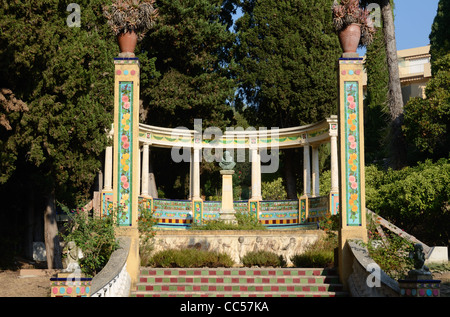 Keramik dekoriert Rotunde mit dekorativen Blumenfliesen bedeckt, oder Garten Torheit, & im Fontana Rosa Garten Menton Frankreich Stockfoto