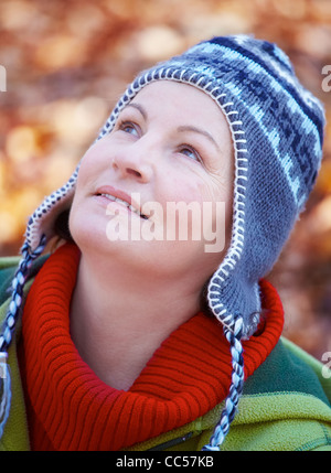 Porträt einer kaukasischen schönen mittlere gealterte Frau outdoor im Herbst. Stockfoto