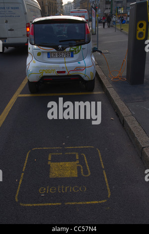 Parkplatz reserviert für Elektroautos Mailand Lombardei Italien Europa geladen werden Stockfoto