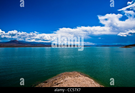 Roosevelt Lake verfügt über den größten See in Zentral-Arizona, bestehend aus 112 Meilen Küstenlinie, ruhigen Buchten und 22.000 Hektar Stockfoto