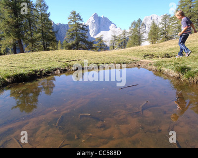 Teich oben auf einem Berg Slemenova Špička im Hintergrund schöne Aussicht auf den Berg Jalovec. Stockfoto