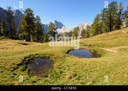 Teich oben auf einem Berg Slemenova Špička im Hintergrund schöne Aussicht auf den Berg Jalovec. Stockfoto