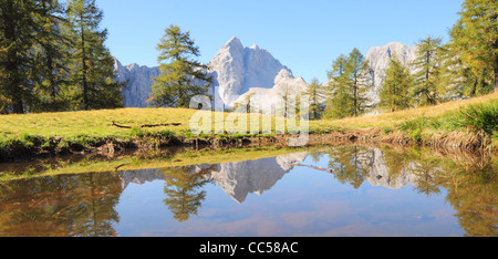 Teich oben auf einem Berg Slemenova Špička im Hintergrund schöne Aussicht auf den Berg Jalovec. Stockfoto