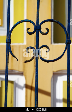 Balkon mit rostigen Eisen Geländer, Detailansicht Stockfoto