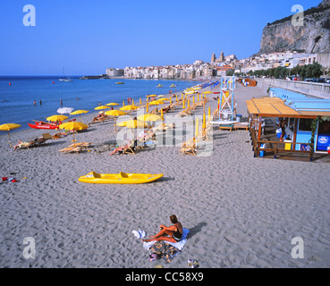 Blick entlang der Strand in die Stadt, Cefalu, Sizilien, Italien Stockfoto