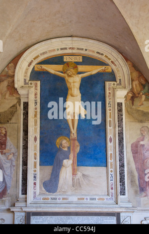 Christus am Kreuz, geadelt von St. Dominic, ca. 1442, von Fran Beato Angelico im Kloster Sant'Antonino, Conve Stockfoto