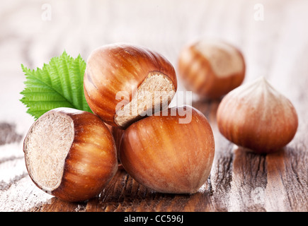 HaselnГјsse auf einem Holztisch. Nahaufnahme. Stockfoto