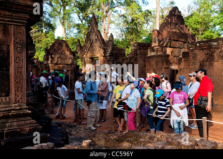 Horden von Touristen am Banteay Srei und Banteay Srey, Hindu-Tempel in Angkor Gebiet, Kambodscha, Asien Stockfoto