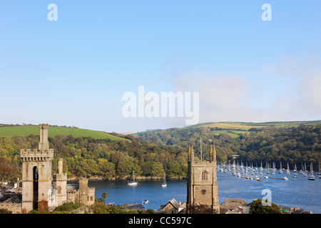 Blick auf Kirche und Burg mit Blick auf Fluss Fowey mit festgemachten Boote und Nebel auf Pont Hügel. Fowey Cornwall England UK Großbritannien Stockfoto