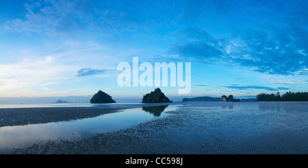 Ansicht von Ao Nang Beach in der Morgendämmerung. Provinz Krabi, Thailand. Panorama-Aufnahme in hoher Auflösung. Stockfoto