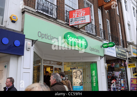 Menschen zu Fuß vorbei an der Zweig der Specsaver Optiker in North Street Brighton UK Stockfoto