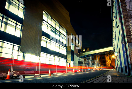 Der Bienenstock in der Nacht - im Bau in Worcester Stadtzentrum entfernt. Europa der Öffentlichkeit & Universitätsbibliothek zuerst voll integriert. Stockfoto