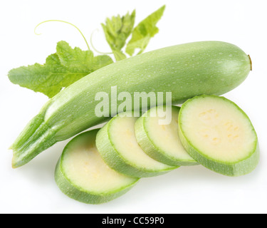 Zucchini mit Blättern isoliert auf weißem Hintergrund Stockfoto