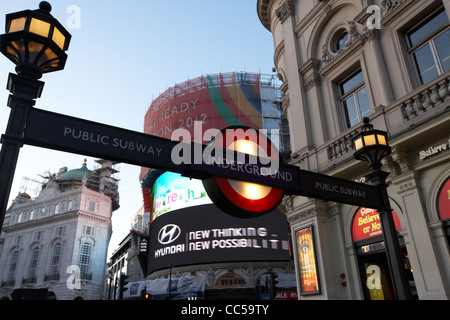 beleuchtete London unterirdischen Eingang melden Sie sich an Piccadilly Circus central London-England-UK-Vereinigtes Königreich Stockfoto