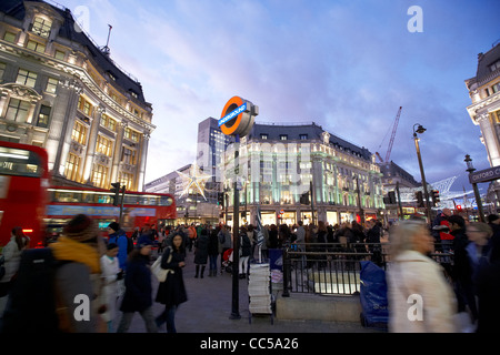 beschäftigt Eingang zum Oxford Circus u-Bahn-Station am Abend Hauptverkehrszeit London England UK-Vereinigtes Königreich Stockfoto