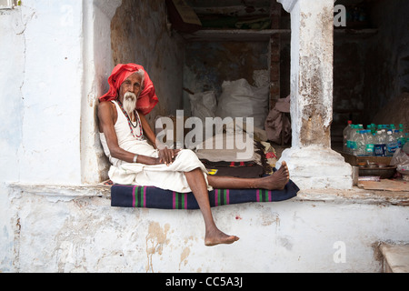 Sadhu ruht in einem Torbogen, Pushkar - Rajasthan, Indien Stockfoto