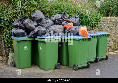 Müllsäcke und Recycling wheelie Bins warten auf Sammlung in England, Großbritannien. Stockfoto