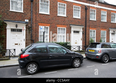 Autos parken in resident Parkplätze vor Stadthäuser Lancelot Ort Knightsbridge London England UK-Vereinigtes Königreich Stockfoto