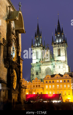 Kirche der Gottesmutter vor Týn und astronomische Uhr in der Nacht während Weihnachten Markt Old Town Square Prag Tschechische Republik Stockfoto