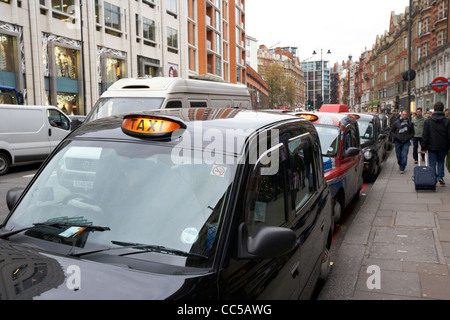 Reihe von London schwarze taxis auf Brompton Road Knightsbridge London England UK-Vereinigtes Königreich Stockfoto