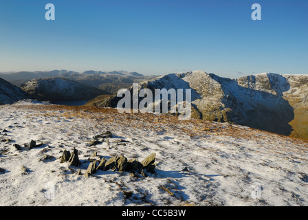 Schneebedeckte Gipfel des St Sunday Crag mit Dollywaggon Hecht und hohen Felsen im Hintergrund Stockfoto