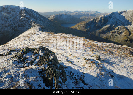 Winter-Blick vom St Sunday Crag gegenüber Deepdale Hause, Cofa Hecht und Fairfield. Dollywagon Hecht auf der rechten Seite & Grisedale Tarn Stockfoto