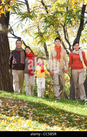 Familie Wandern in einem Park im Herbst Stockfoto