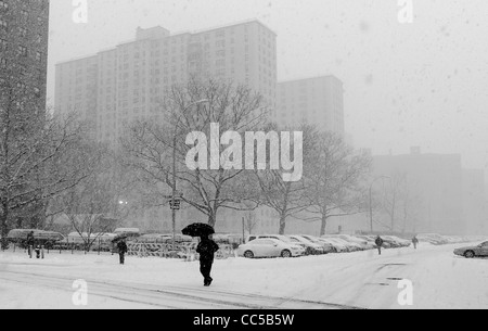 26. Januar 2011: Schnee gesehen, der in die untere East Side von Manhattan in New York City, USA. Stockfoto