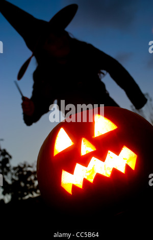 Fotografie von Roy Riley eine gruselige Hexe mit einem beängstigend Kürbis zu halloween Stockfoto