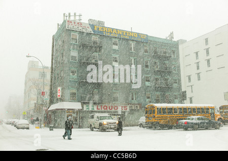 26. Januar 2011: Schnee gesehen, der in die untere East Side von Manhattan in New York City, USA. Stockfoto