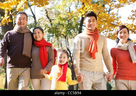 Familie Wandern in einem Park im Herbst Stockfoto