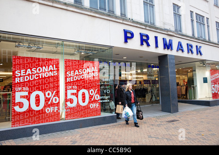 Verkauf bei Primark Rabatt Mode Shop, Bromley High Street, Bromley, Kent, UK Stockfoto