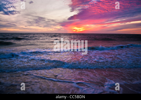 Dramatisch schöne Sonnenuntergang an der Küste von Florida Stockfoto