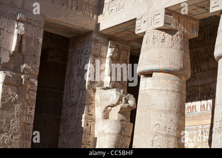 Ansicht der Spalten in der Leichenhalle Tempel des Pharao Ramses III, Medinet Habu, West Bank, Luxor, Ägypten Stockfoto