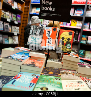 haufenweise neue Taschenbücher auf Verkauf innen ein Zweig der Waterstones Buchladen UK Stockfoto