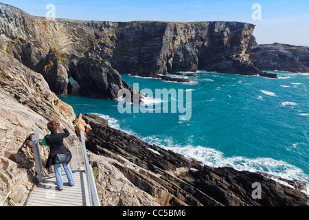 Frau Photographieren von Mizen Head, County Cork, Irland. Stockfoto