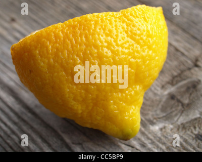 eine halbe Zitrone auf Holz / Halbe Zitrone Auf Holz Stockfoto