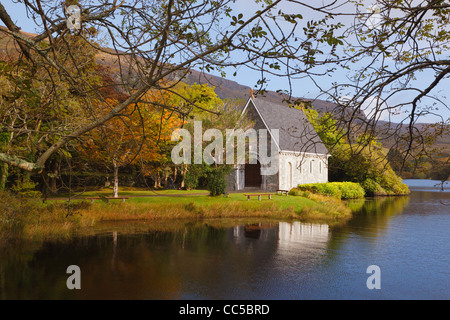 St. Finbarr Oratorium am Ufer von Gougane Barra Lake in Gougane Barra Waldpark, County Cork, Irland. Stockfoto