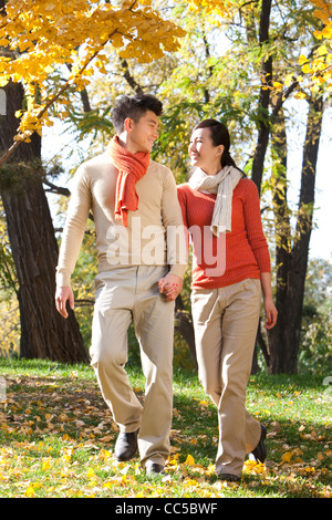 Junges Paar, ein Spaziergang durch einen Park im Herbst Stockfoto