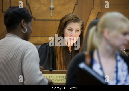 Familie Gerichtsverfahren bei Gesetz Justiz Darlene Byrne Griffe Routine Kind Haft in den Gerichtssaal Austin Texas Stockfoto